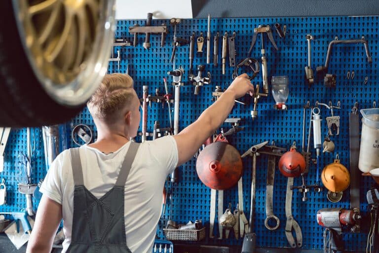 DIY VS. PROFESSIONAL AUTO REPAIRS: NAVIGATING THE DECISION​